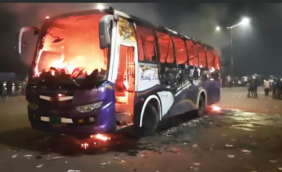 রাজনীতির ‘ধারেকাছে না থাকা’ তরুণেরা কী কারণে বাস পোড়াতে গেলেন?