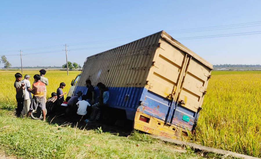 মহেশখালীতে কাভার্ড ভ্যান নিয়ন্ত্রণ হারিয়ে কৃষি ধান জমিতে