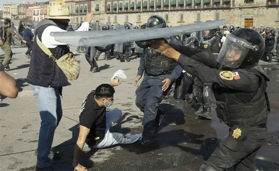 মেক্সিকোতে প্রেসিডেন্টের বিরুদ্ধে বিক্ষোভ-সংঘর্ষ, পুলিশসহ আহত ১২০