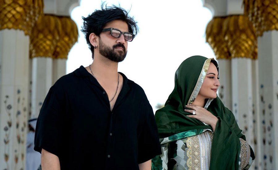 স্বামীকে নিয়ে মসজিদ ঘুরে দেখলেন সোনাক্ষী