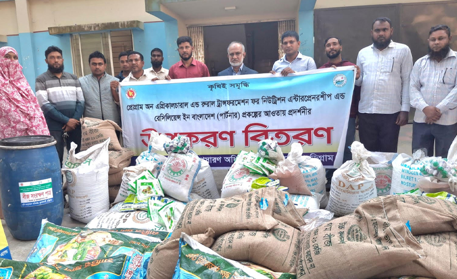 ভূরুঙ্গামারীতে গম প্রদর্শনীর উপকরন বিতরণ