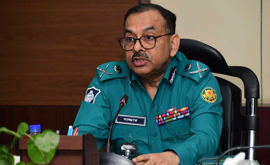 আগুন-ককটেল হামলাকারীকে গুলির নির্দেশ ডিএমপি কমিশনারের