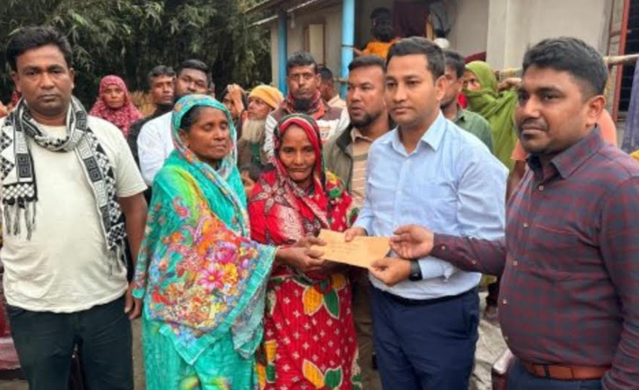 আলফাডাঙ্গায় অগ্নিকাণ্ডে ক্ষতিগ্রস্ত পরিবার মাঝে ইউএনও’র আর্থিক সহায়তা ও শীতবস্ত্র প্রদান