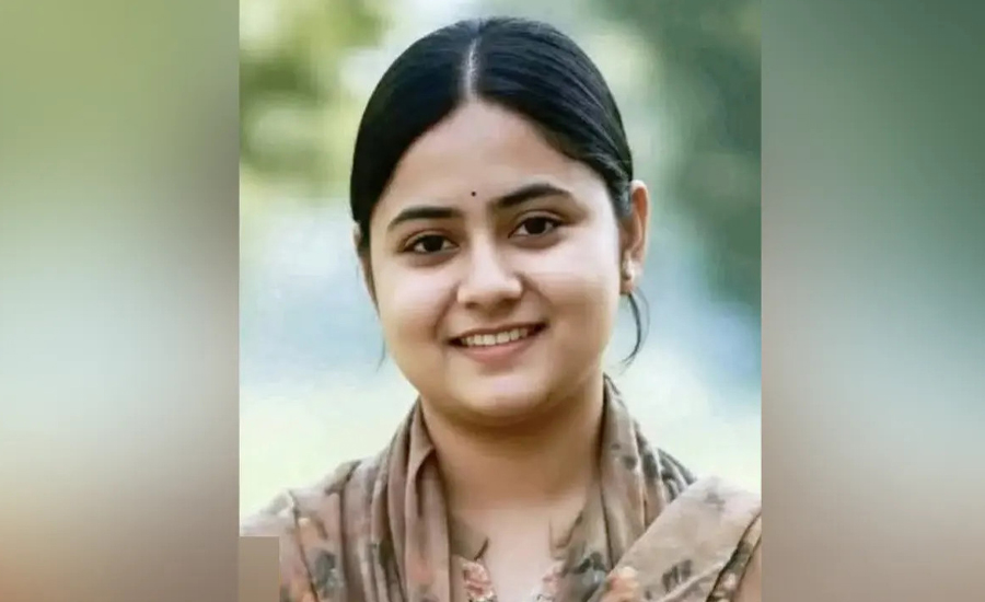 ‘আমাকে খুঁইজেন না, বয়ফ্রেন্ডের সাথে আছি!’