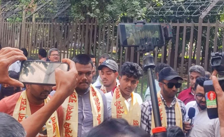 শেখ হাসিনার মামলার রায় শুনতে ট্রাইব্যুনালে আহত জুলাইযোদ্ধারা