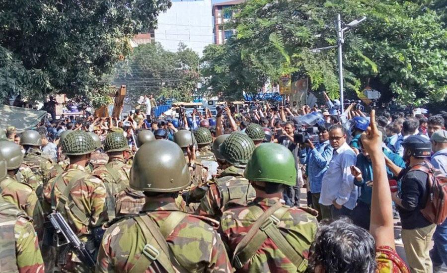 ৩২ ভাঙার বুলডোজার রুখে দিল সেনাবাহিনী