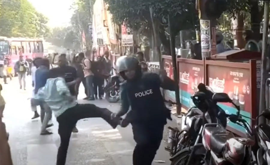 ধানমণ্ডি ৩২- এ পুলিশ সদস্যকে লাথি, ভিডিও ভাইরাল
