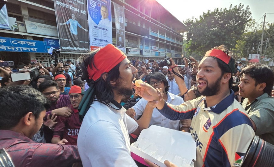 হাসিনার মৃত্যুদণ্ডের রায়ে টিএসসিতে উল্লাস, মিষ্টি বিতরণ