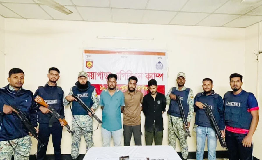 রোহিঙ্গা ক্যাম্পে বিদেশি পিস্তলসহ আটক ৩