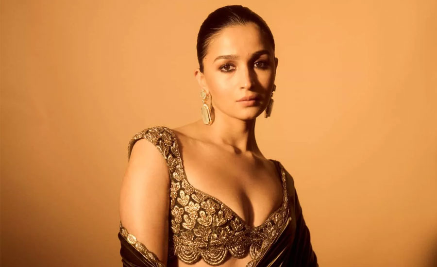 আলিয়ার বিরুদ্ধে গল্প চুরির অভিযোগ