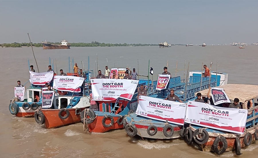 বাংলাদেশসহ পৃথিবীব্যাপী ফসিল গ্যাসের বিস্তার বন্ধের দাবিতে মোংলায় নৌবহর
