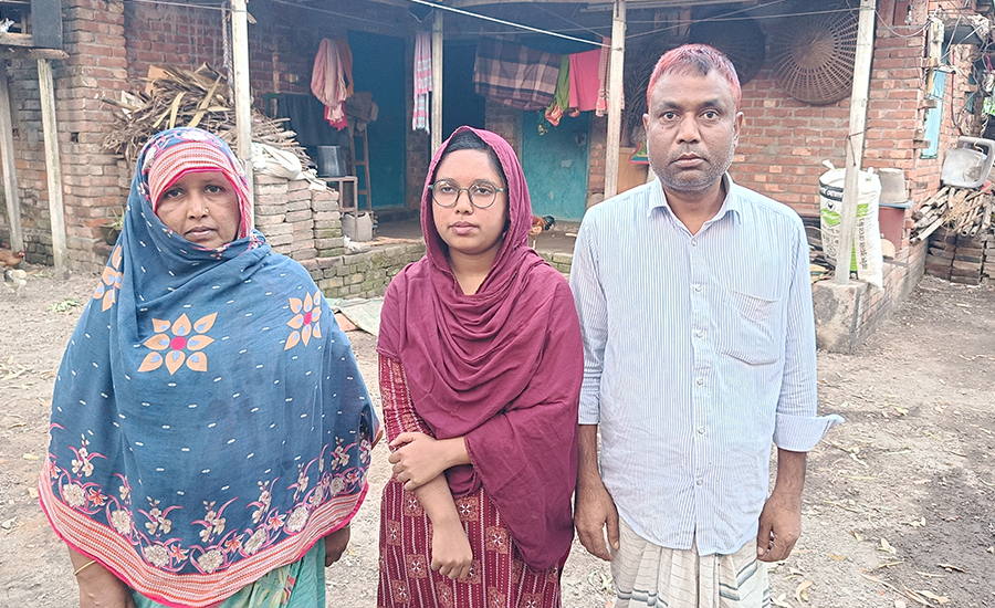 অর্থাভাবে চোখের আলো হারাতে বসেছে শিক্ষার্থী খাদিজাতুল কুবরা, দেখতে পান না বইয়ের ছোট লেখা