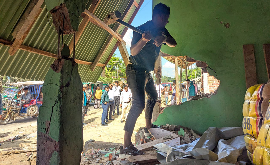 উখিয়ায় ৫ একর সরকারি জমি দখলমুক্ত: ২৫০টি অবৈধ স্থাপনা উচ্ছেদে