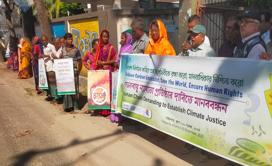 পাইকগাছায় জলবায়ু ন্যায্যতা প্রতিষ্ঠার দাবিতে মানববন্ধন অনুষ্ঠিত 