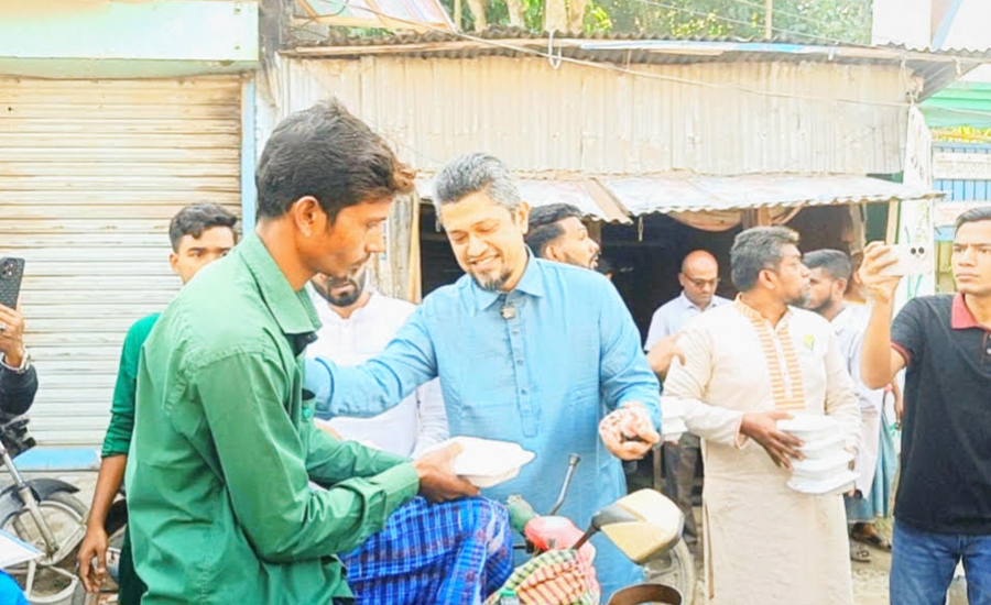 বাউফলে তারেক রহমানের জন্মদিনে দুস্থ মানুষের মাঝে খাবার বিতরণ