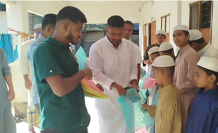 রাজস্থলী সফিপুর করিমিয়া মাদ্রাসায় শিক্ষা উপকরণ বিতরণ করলেন নাইমুল ইসলাম রনি