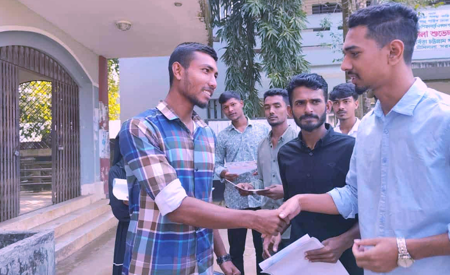 দীঘিনালা কলেজে ছাত্রদলের গণসংযোগ: তারেক রহমানের ৩১দফার লিফলেট বিতরণ