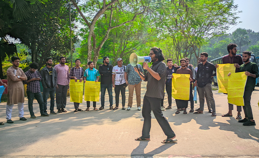 কুবিতে শিক্ষক নিয়োগে বাধার অভিযোগ, শিক্ষার্থীদের মানববন্ধন