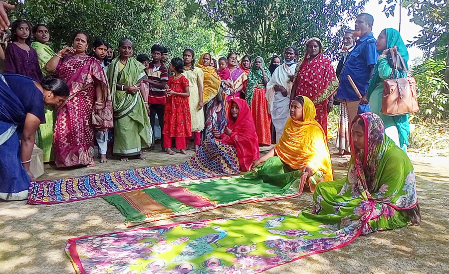 ‘আঁচলে ফল বা পাতা পড়লেই মিলবে সন্তান’