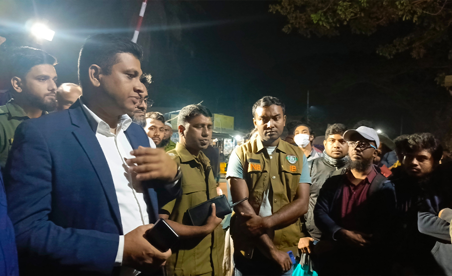 প্রায় ৯ঘণ্টা পর বাকৃবিতে রেললাইন অবরোধ প্রত্যাহার