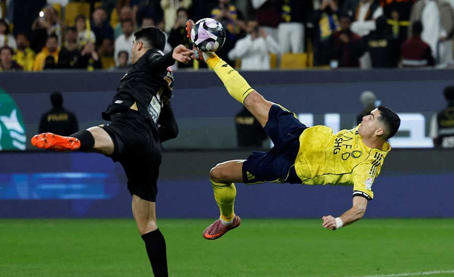 সাত বছর পেছনে ফেরাল রোনালদোর বাইসাইকেল কিক গোল