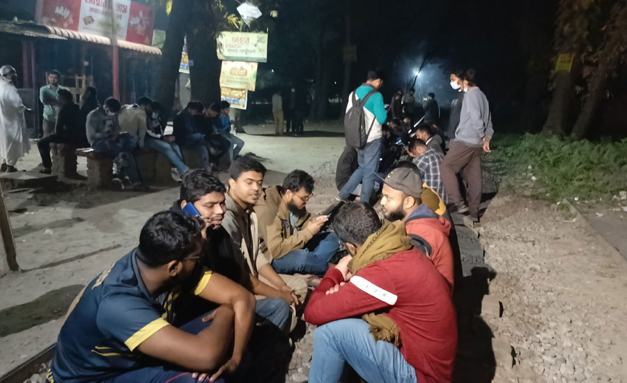 প্রায় ৯ঘণ্টা পর বাকৃবিতে রেললাইন অবরোধ প্রত্যাহার