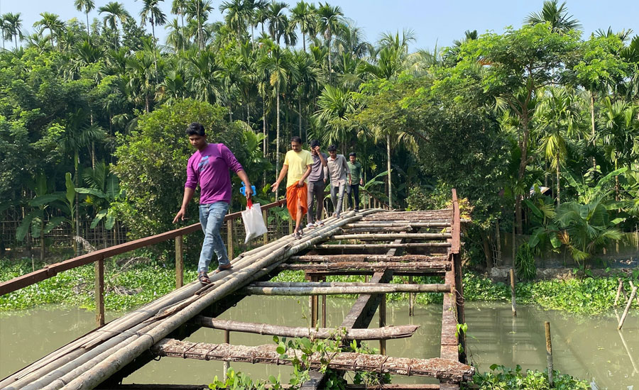 মঠবাড়িয়ায় যুবদল নেতার উদ্যোগে স্বেচ্ছাশ্রমে ১১৪ ফুটের বেহাল সেতু মেরামত