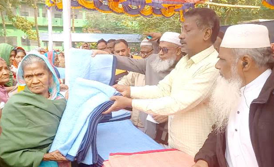 গোমস্তাপুরে নিউ রফিক অটো রাইস মিলের উদ্যোগে শীতার্তদের মাঝে কম্বল বিতরণ 