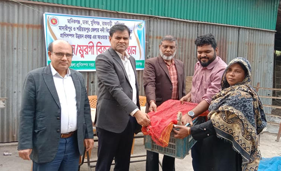 দৌলতপুরে প্রাণী সম্পদ উন্নয়ন প্রকল্পের সুফলভোগীদের মাঝে হাঁস বিতরণ