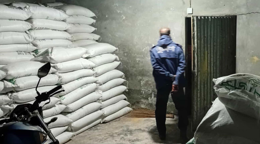 বাগমারায় বিএনপি নেতার লাইসেন্সে অবৈধ মজুদ, স্বেচ্ছাসেবক লীগ নেতার বাড়িতে সার জব্দ