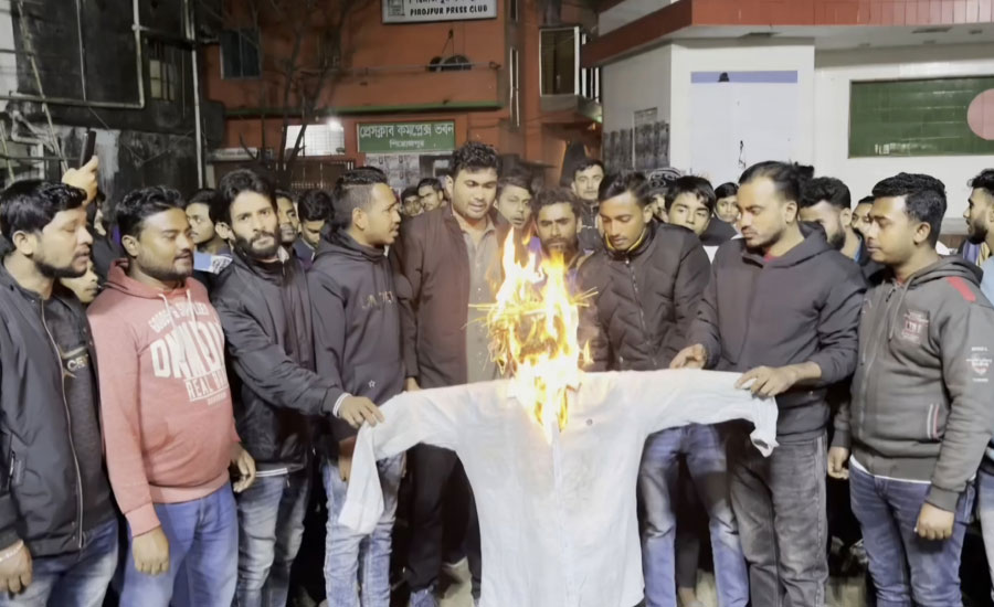 পিরোজপুরে খালেদা জিয়াকে নিয়ে কটুক্তির প্রতিবাদে পিরোজপুর জেলা ছাত্রদলের বিক্ষোভ মিছিল ও কুশপুত্তলিকা দাহ
