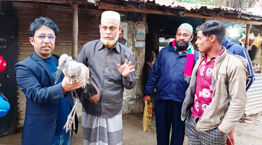 বাগমারায় ফাঁদ পেতে ধরা অতিথি পাখি উদ্ধার করে অবমুক্ত