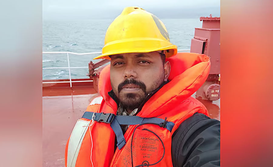 ক্ষতিগ্রস্ত জাহাজে আটকে পড়া বাংলাদেশি নাবিক বললেন, ‘আমাদের জীবন ঝুঁকিতে’