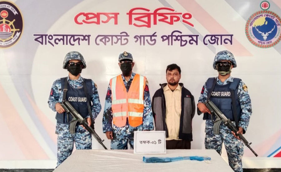 মোংলায় কোস্টগার্ডের অভিযানে বিরল প্রজাতির তক্ষকসহ পাচারকারী আটক