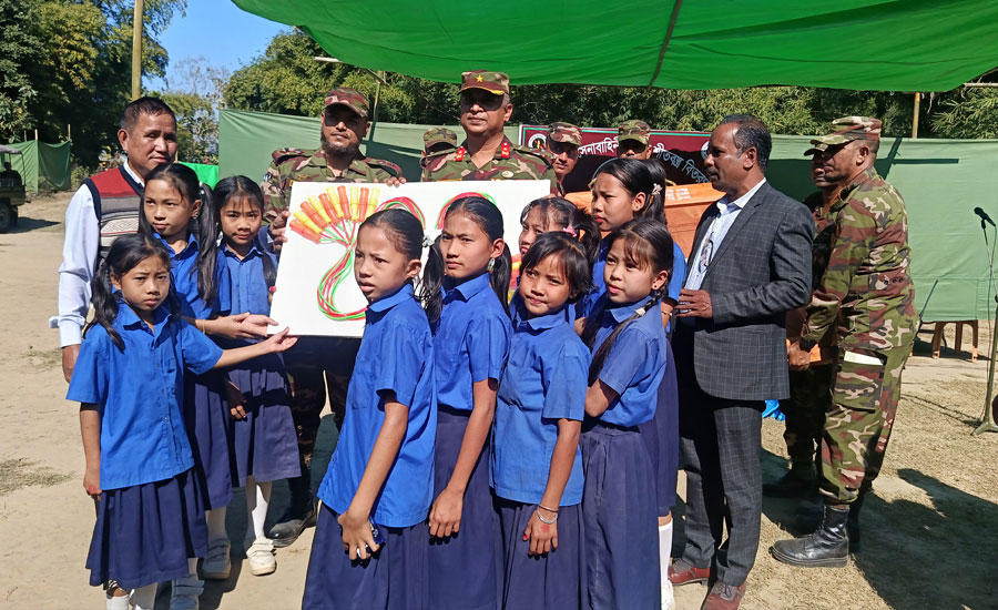 সেনাবাহিনীর উদ্যোগে রাঙ্গামাটিতে শীতার্তদের মধ্যে শীতবস্ত্র ও শিক্ষার্থীদের মধ্যে ক্রীড়াসামগ্রী বিতরণ