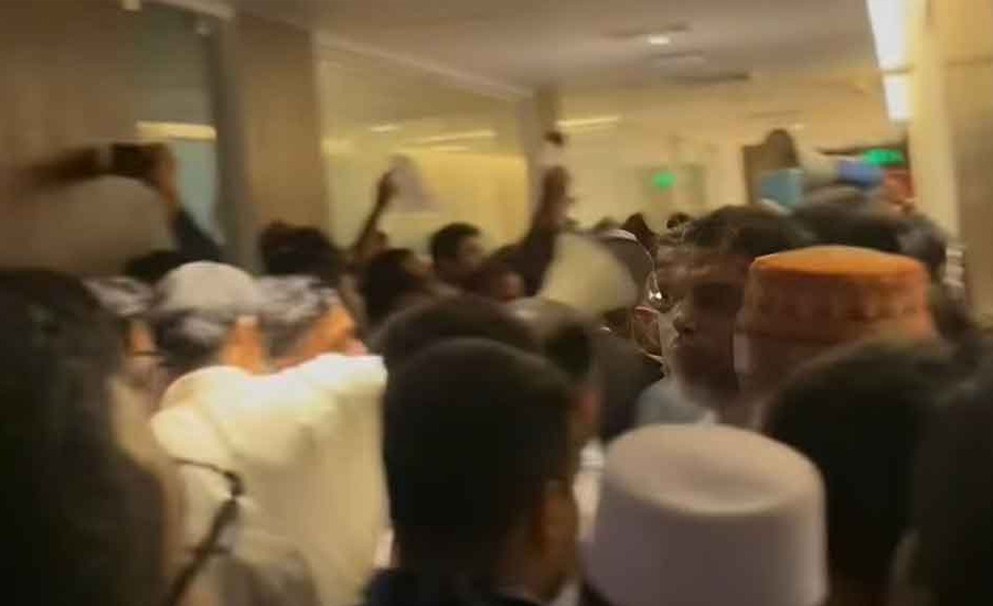 ভাতার দাবিতে অর্থ উপদেষ্টাকে অবরুদ্ধ করলেন মন্ত্রণালয়ের কর্মকর্তা-কর্মচারীরা