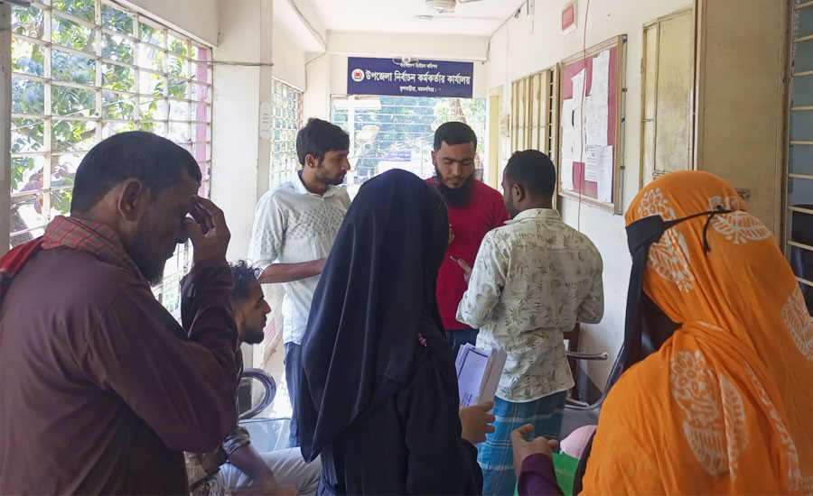 ময়মনসিংহে নির্বাচন অফিসে ডাটা এন্ট্রি অপারেটরের কর্মবিরতি:  দুর্ভোগে সেবাগ্রহীতারা