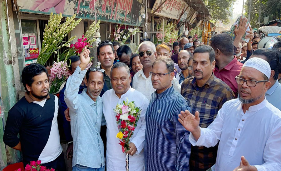 রংপুরে ধানের শীষের এমপি প্রার্থী সামু'র গণসংযোগে জনতার ঢল