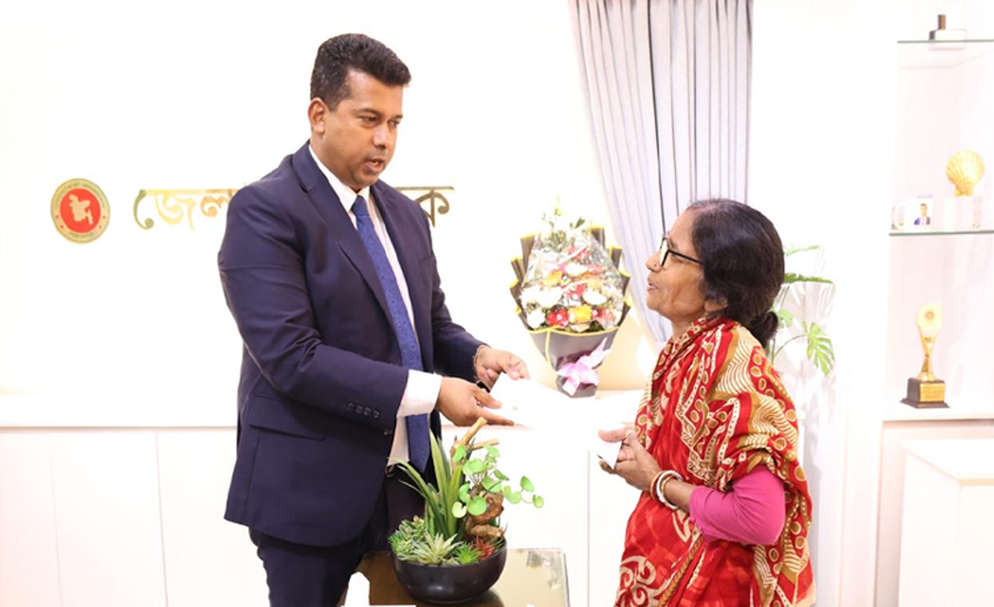 অসুস্থ মরিয়ম-গীতার পাশে দাঁড়িয়ে নজর কাড়লেন চট্টগ্রামের ডিসি