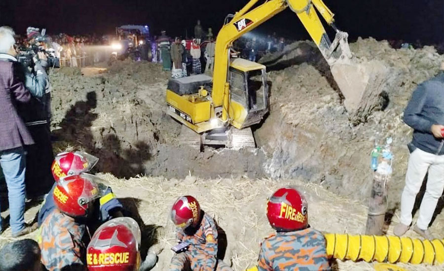 ১৭ ঘণ্টাতেও উদ্ধার হয়নি শিশুটি, চলছে সুড়ঙ্গ খোঁড়ার কাজ