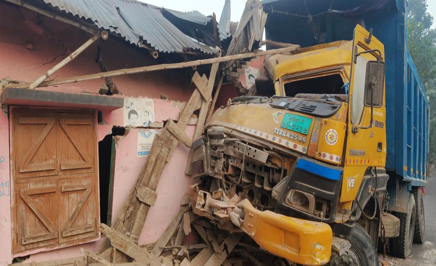 নাটোরে ড্রাম ট্রাক নিয়ন্ত্রণ হারিয়ে বসত বাড়ির ইটের দেয়ালে ধাক্কা আহত ২