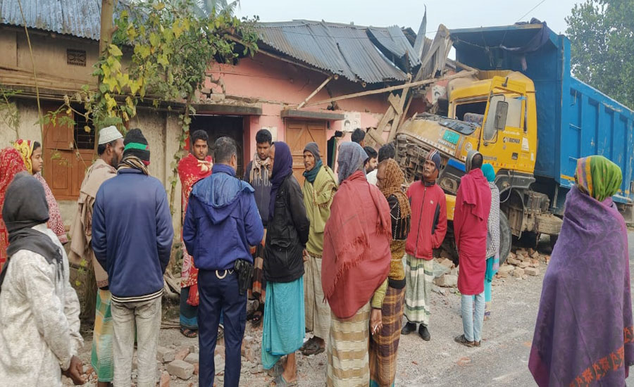 নাটোরে ড্রাম ট্রাক নিয়ন্ত্রণ হারিয়ে বসত বাড়ির ইটের দেয়ালে ধাক্কা আহত ২