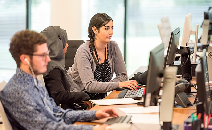 সকালের অ্যালার্ম, না ফোনভীতি? জেন–জিরা কর্মজীবনের চ্যালেঞ্জ জয় করবেন যেভাবে