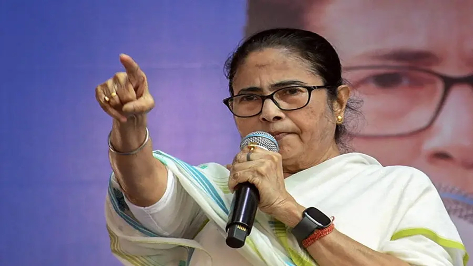 নারীদের রান্নাঘরের সরঞ্জামকে অস্ত্র বানাতে বললেন মমতা