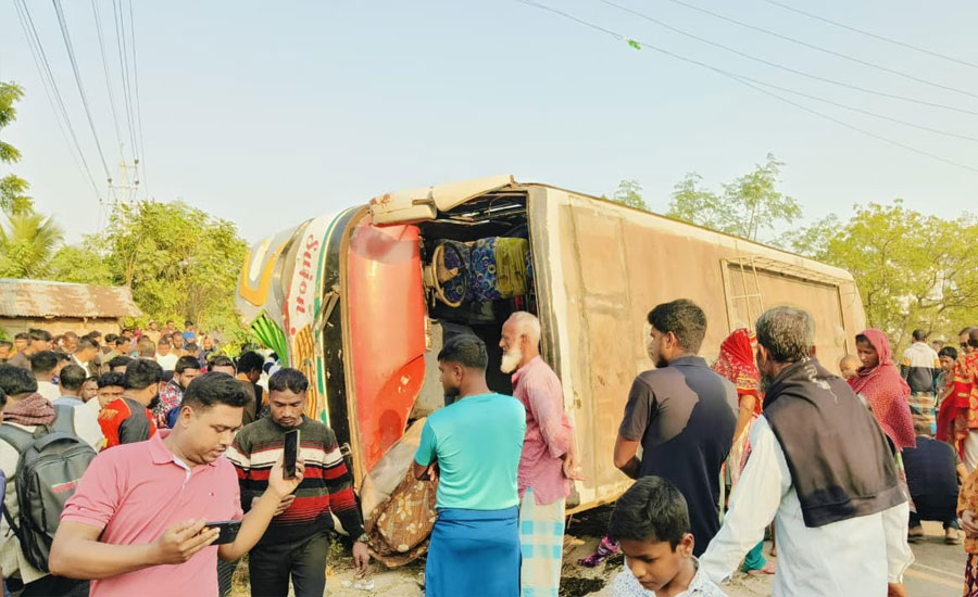 সাতক্ষীরায় যাত্রীবাহী বাস ও ইজিবাইক সংঘর্ষে  নিহত -১ 