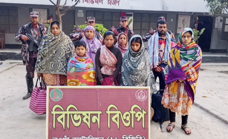 চাঁপাইনবাবগঞ্জের বিভিষণ সীমান্তে ১৫ জনকে পুশইন করেছে বিএসএফ