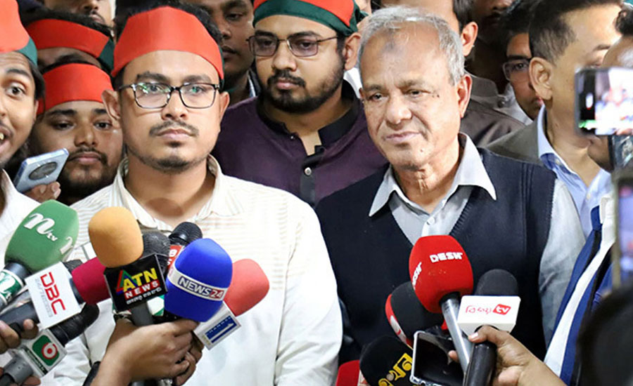 স্বরাষ্ট্র উপদেষ্টার পাশে দাঁড়িয়েই তার পদত্যাগ চাইলেন সাদিক কায়েম