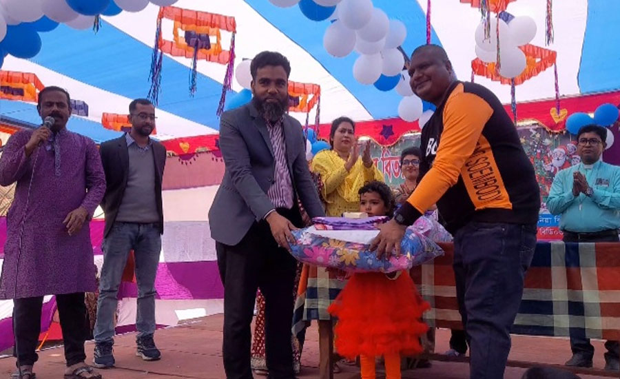 মোংলায় মধ্য ও দক্ষিণ বাংলাদেশ শিশু উন্নয়ন প্রকল্পের উপহার বিতরণ