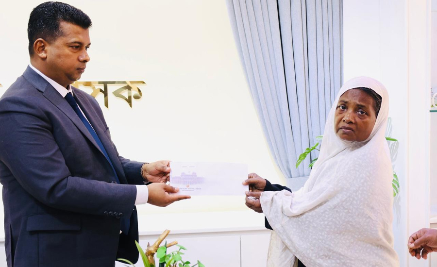 ৫৩ বছরেও স্বীকৃতি পাননি শহীদ এএসআই আব্দুল লতিফের পরিবার, অবশেষে পাশে দাঁড়ালো চট্টগ্রামের ডিসি
