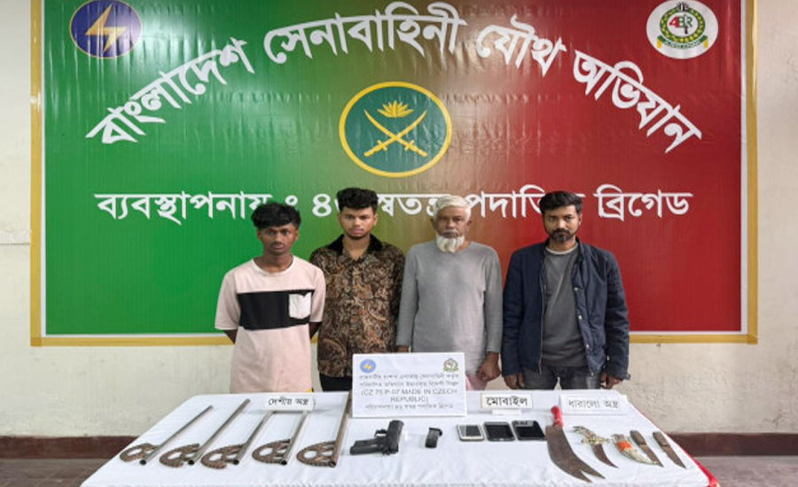 বংশালে থানা লুটের বিদেশি পিস্তলসহ গ্রেপ্তার ৪